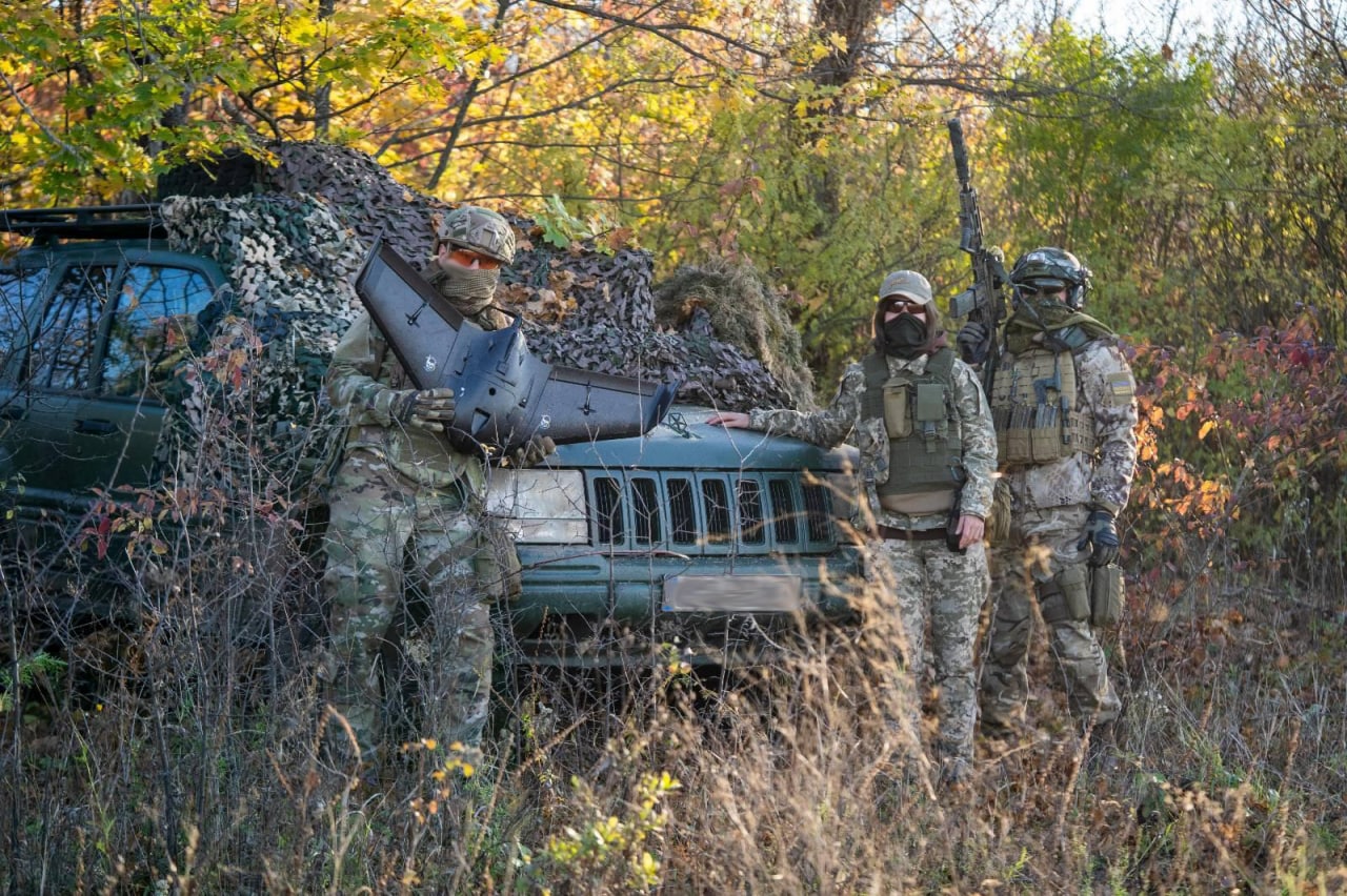 🇺🇦 Ми раді повідомити, що група бійців-аеророзвідників на чолі з “Ластівкою” отримала нову машину Jeep Cherokee та БПЛА “Лелека-100”.